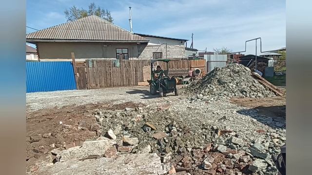 работаю на участке. размазываю скальный грунт. самодельный минитрактор.