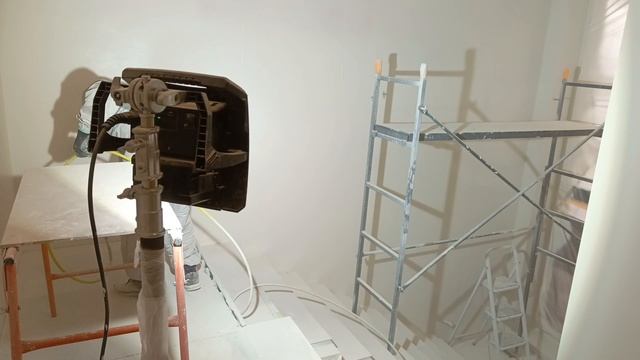 Безвоздушная покраска стен в зоне лестничного марша