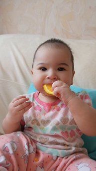 Малыш и Апельсин: Реакция, Которая Растопит Ваше Сердце! 🩷