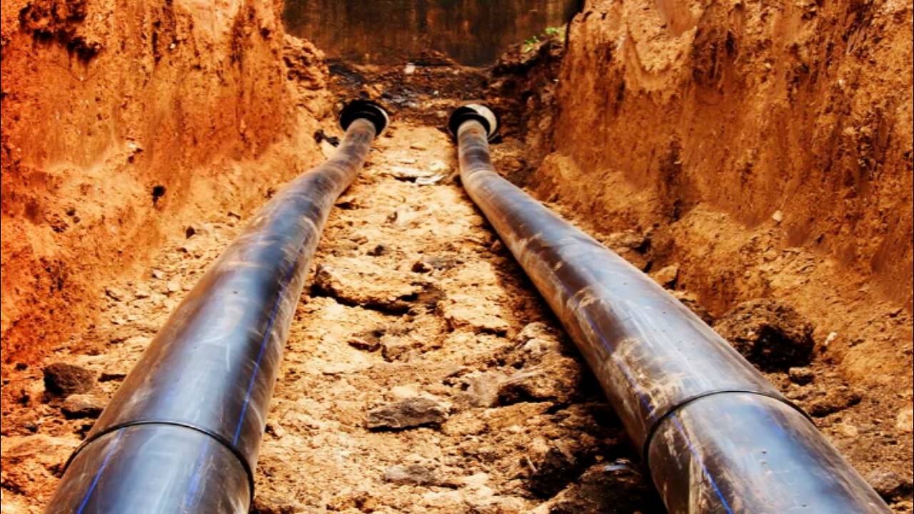 На какую глубину закапывать водопроводную трубу?