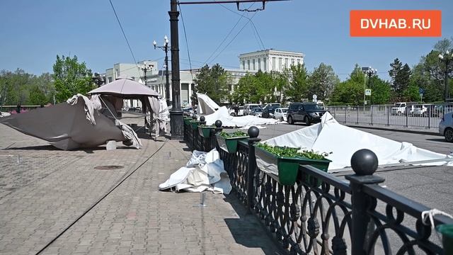 Штормовые шатры: палатки устроили хаос на Комсомольской площади из-за ветра