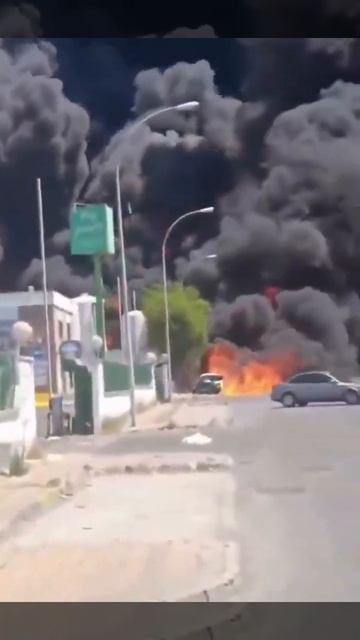 🇪🇸 . Взрыв химического завода недалеко от Севильи поднял в воздух огромное облако дыма, застави...