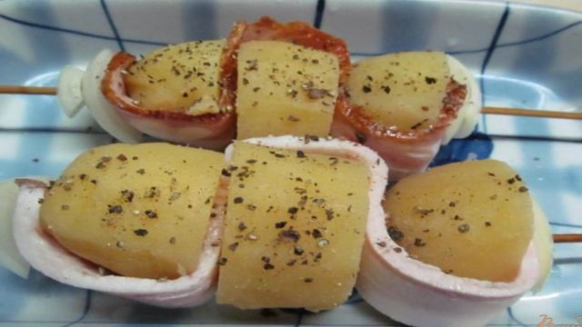 Картофельный кебаб с соусом