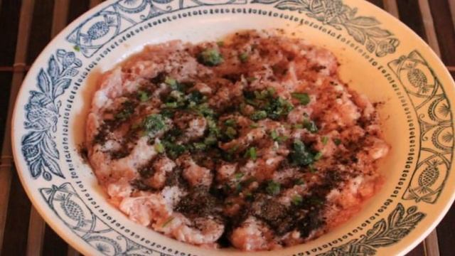 Свиные котлеты с кинзой в беконе