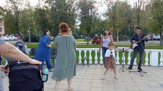 6 летняя звезда Российской эстрады Катюша поет песню Тото Кутуньо Inamorato и люди танцуют