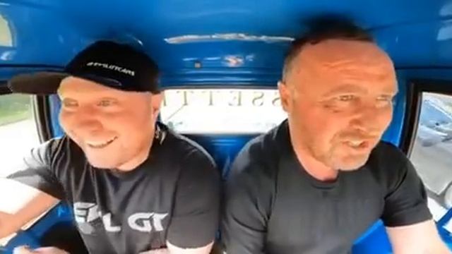 Укомплектованный тук тук раздаёт на трассе