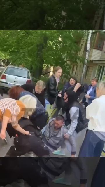 🔴Толпа украинок отбивают мужика от моГилизации🔴