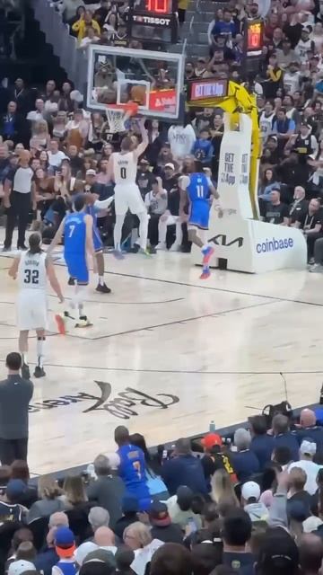 Jokic no look dime!