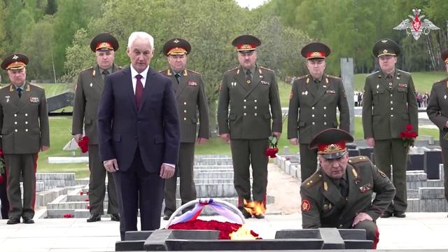 Российская военная делегация возложила цветы к Вечному огню в Хатыни