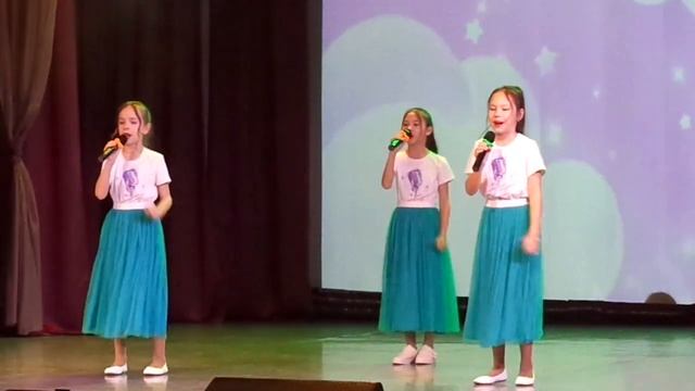 Эстрадная студия "Мечта" с песней "Пижама пати"