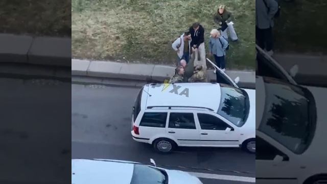 ‼️🇺🇦В Днепропетровске прохожие вырвали мужчину из рук ТЦК !!!