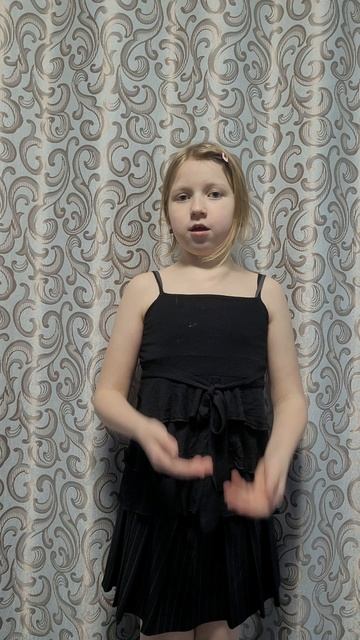 Василиса читает стих. Лето.