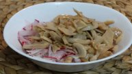 Салат с редисом, грибами и кукурузой