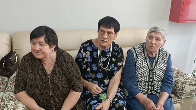 Стоит гора высокая. Поют бабушки.
