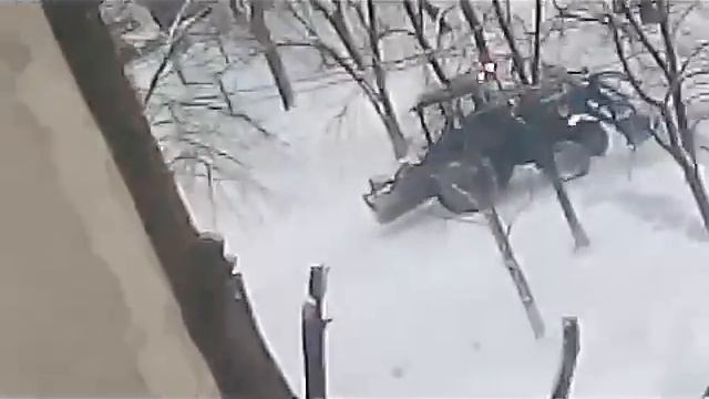Трактор убирает снежок.