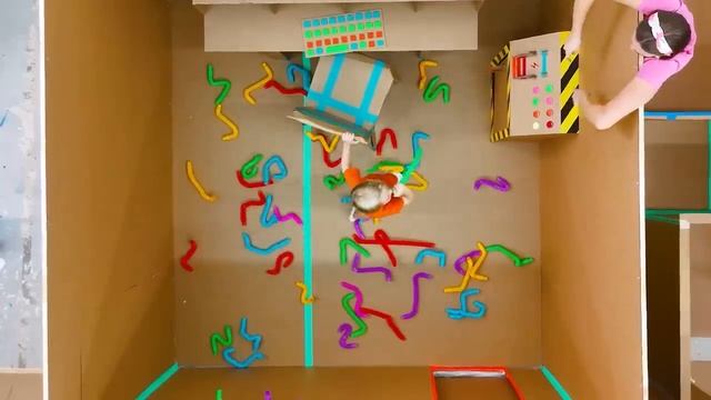 Влад Никита (Vlad Nikita) - Влад и Ники Лабиринт из коробок и Кинотеатр Челленджи с Крисом