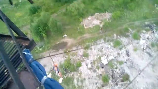 Парень в синей футболке