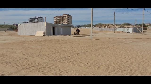 Как очищают песок от мазута на пляже Витязево.