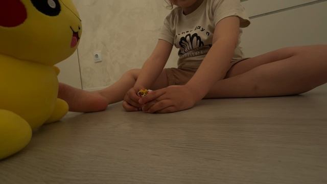 Пикачу играет в прятки с собакой и медведем