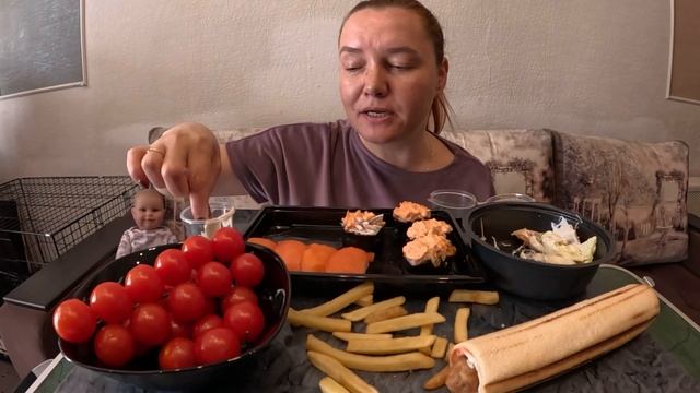 Мукбанг, 🍱 суши, картошка фри 🍟, салат цезарь, французский дог и помидоры черри 😋