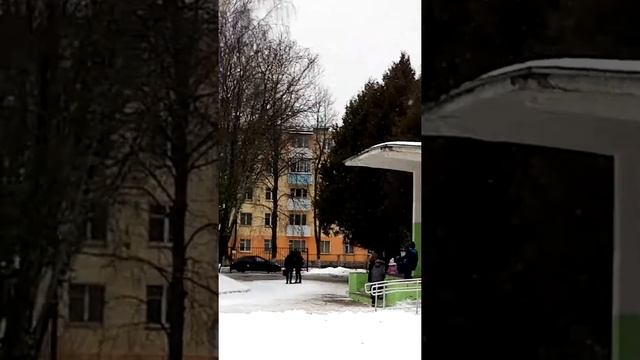 Кидали снежками в стекло во время перемены