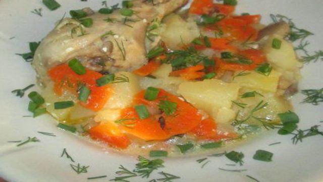 Картофель с курицей и грибами тушеные в казане