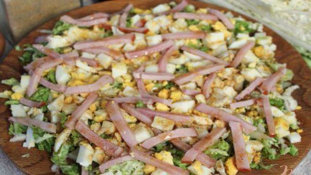 Салат из пекинской капусты с ветчиной и яйцом