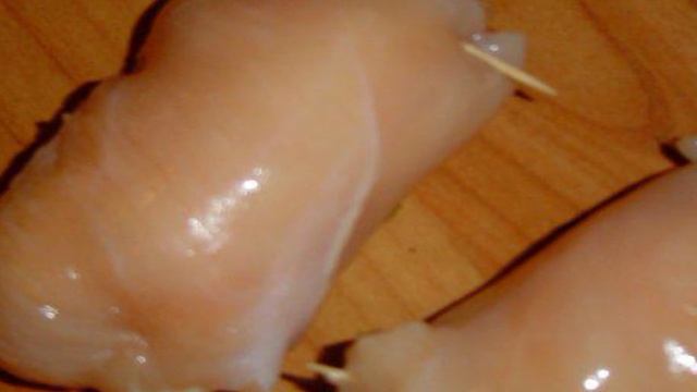 Рулетики из куриной грудки с плавленым сыром и зеленью