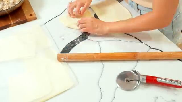 Слойки с курицей и грибами из слоеного теста! Очень вкусно, просто и быстро!
