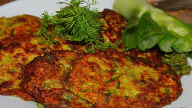 Оладьи из кабачка с мясом и шпинатом