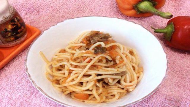 Спагетти со свиной мякотью и тертым помидором