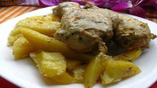 Курица в сметане с картошкой