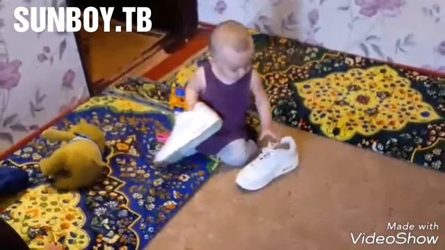 малыш сам одевает кроссовки
