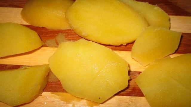 Печеночные блины с помидорами под сыром