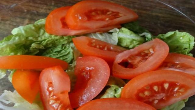 Салат Цезарь с авокадо