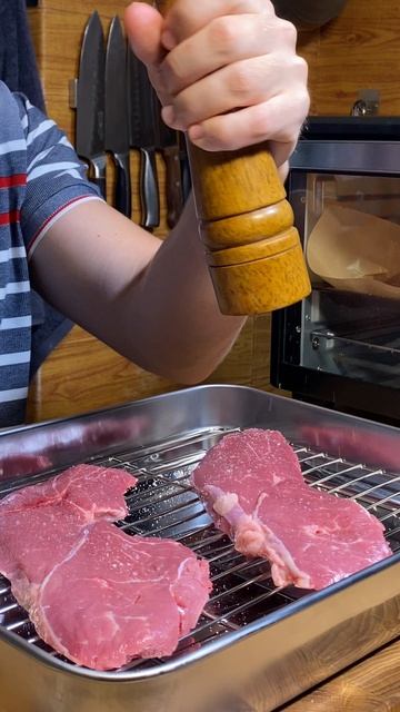Стейк с грибным соусом