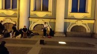 Поют рядом с Зимним дворцом в Санкт-Петербурге
