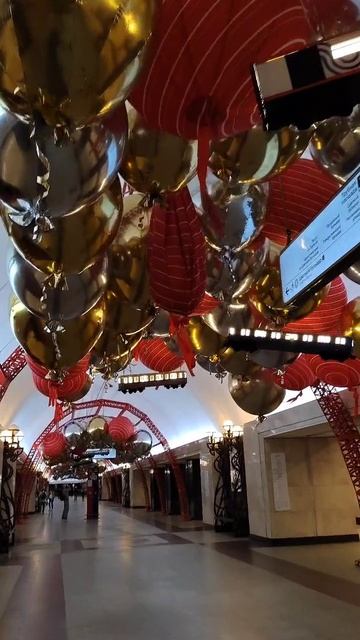 Станция метро "Трубная" украшена в честь 90-летия Московского метрополитена