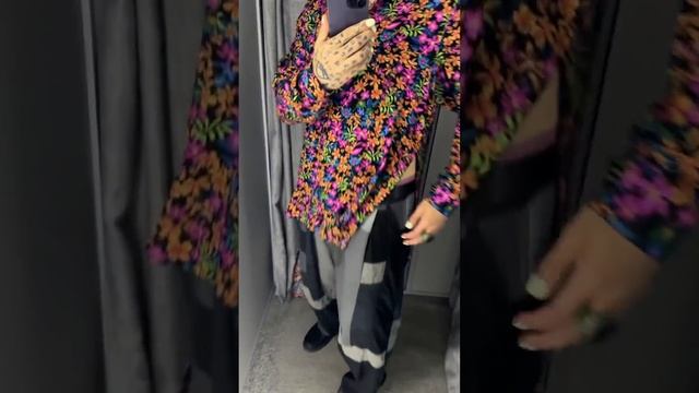 Рубашка с троном в цветочный принт.