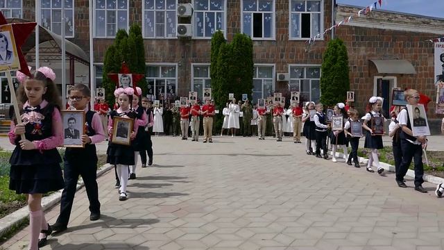 Бессмертный полк 2025 в восьмой школе