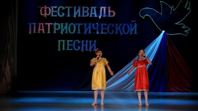 Софья, в жёлтом платье.