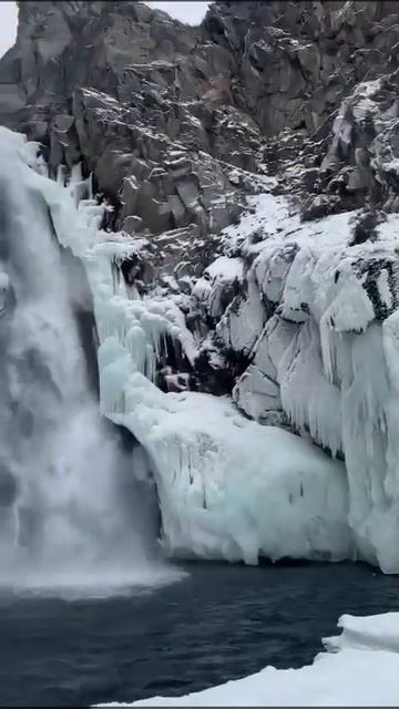 Многие видели водопад Куркуре летом, а вот так он выглядит зимой.