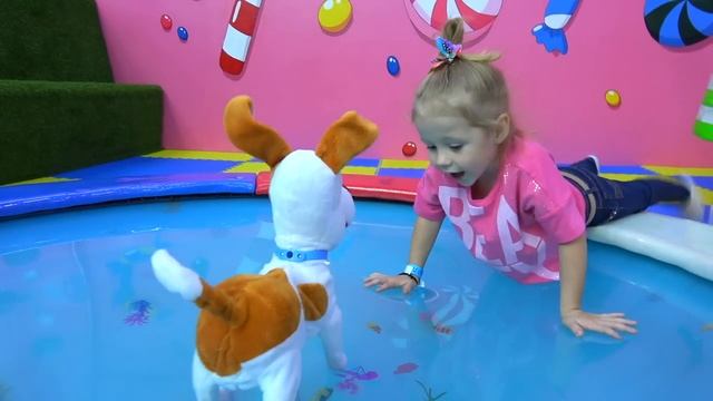 Лайк Настя (Like Nastya) - Макс и Настя играют на крытой игровой площадке для детей