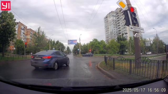 "Еду, как хочу"...

Проехал на красный сигнал светофора! 

Ул. Куйбышева