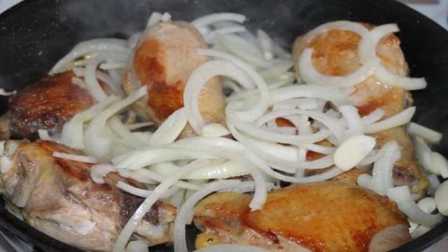 Курица с томатами и булгуром на сковороде