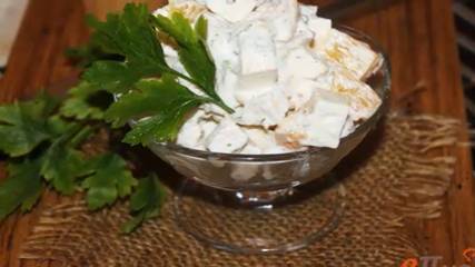 Салат из филе апельсина, плавленого сыра и куриного филе