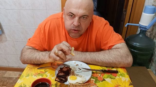 Мукбанг. Яичница глазунья, свинина по домашнему и натуральной кофе. Отпуск.