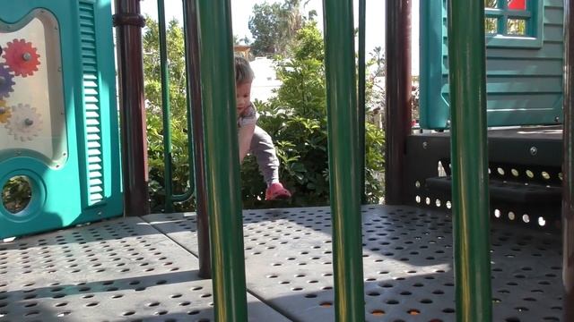 Рома и Диана ★ Играем на Детской Площадке Пингвин Челенж Playground Fun Play Place for Kids playroom