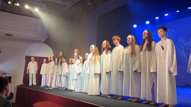 Сухановой представили вниманию зрителей концертную программу «Дети о детях войны».