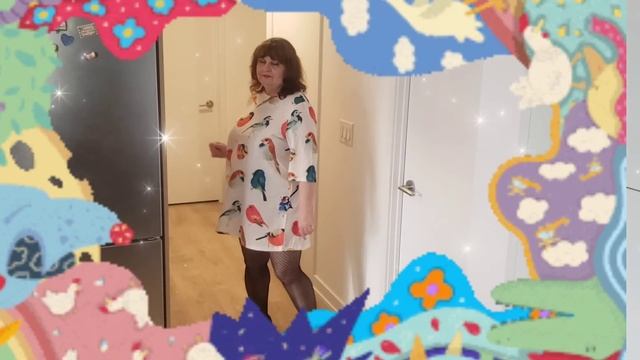 СЕРЕБРЯНАЯ БАБОЧКА ТАНЦУЕТ В ПЛАТьЕ С ПТИЧКАМИ. вЕСНА